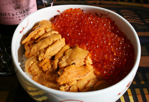 Japonská novoroční snídaně UNI ikura (mořský ježek).jpg