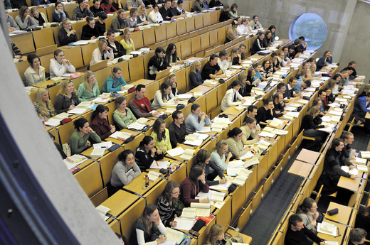 Výroba UNIverzálních vzdělanců na UNIverzitě v Augsburgu.jpg